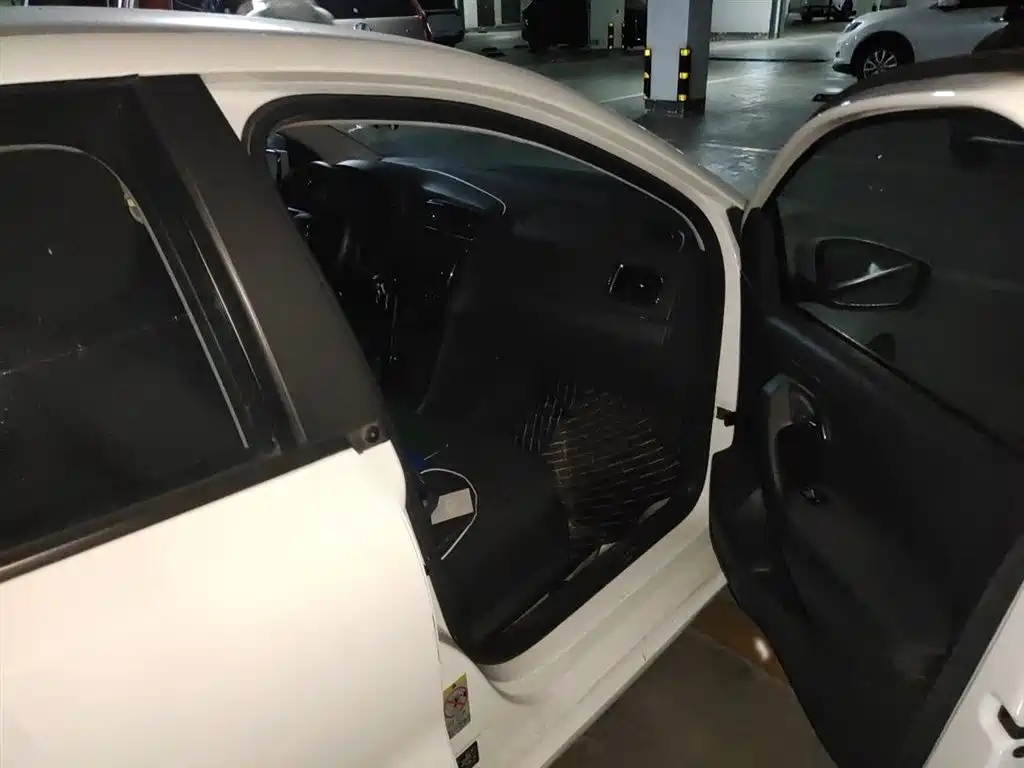 Volkswagen Polo 2014 1.6L Automatic Comfort Edition фото 20