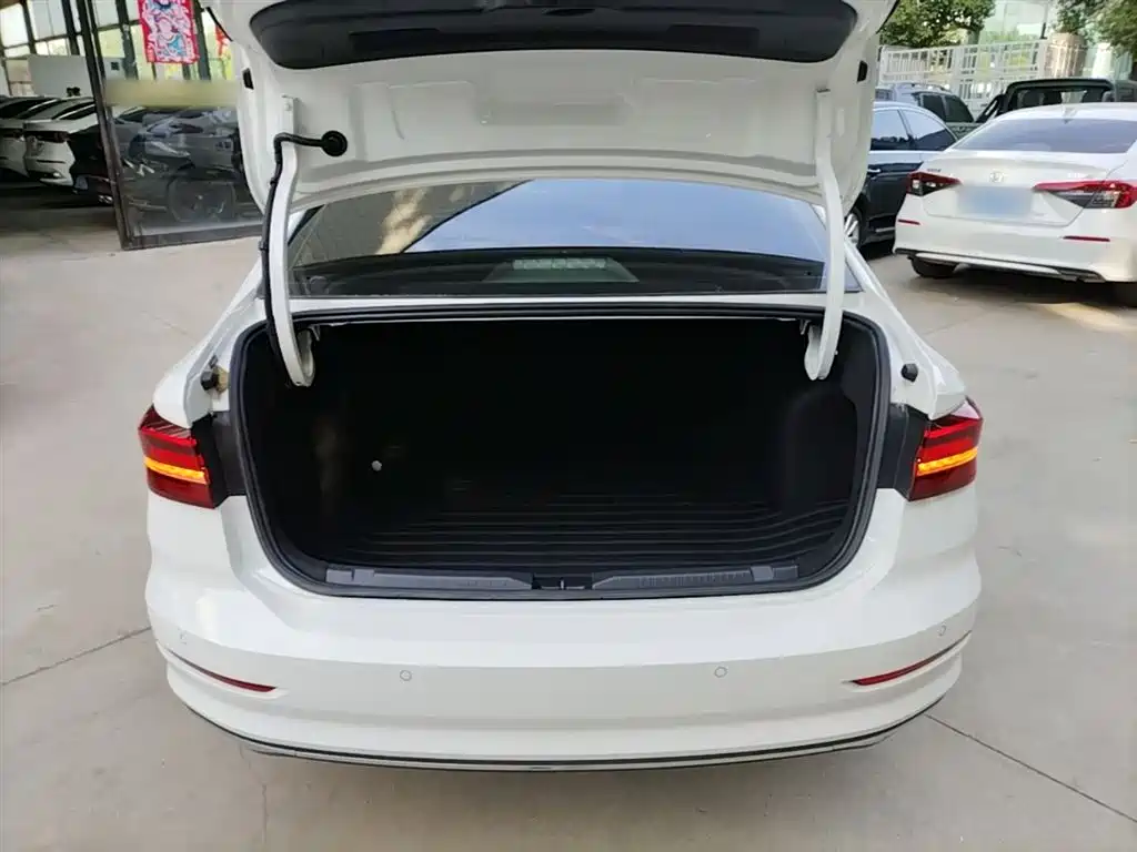 Volkswagen Lavida 2022 1.5L Auto Comfort Edition фото 19