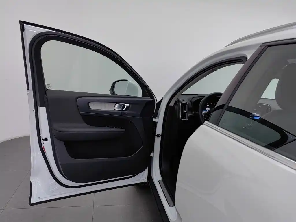 Volvo XC40 2025 2025 B4 AWD Smart Elite Luxury Edition