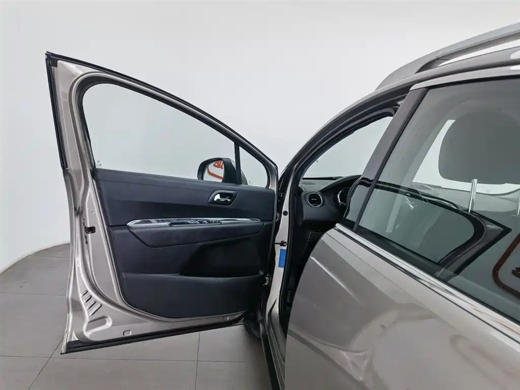 Peugeot 3008 2015 2.0L Automatic Classic Edition фото 8