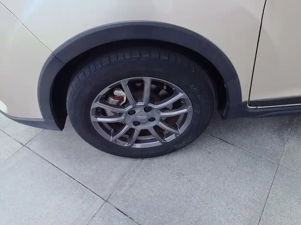 Фото 23 - Geely Vision X3