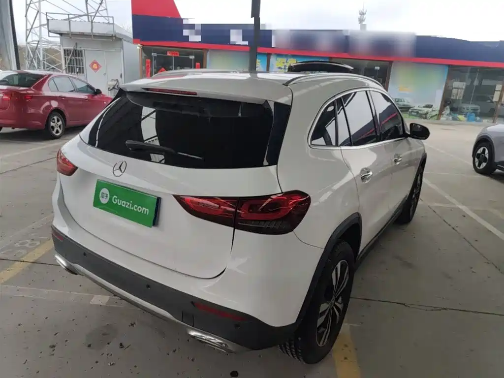 MERCEDES-BENZ GLA