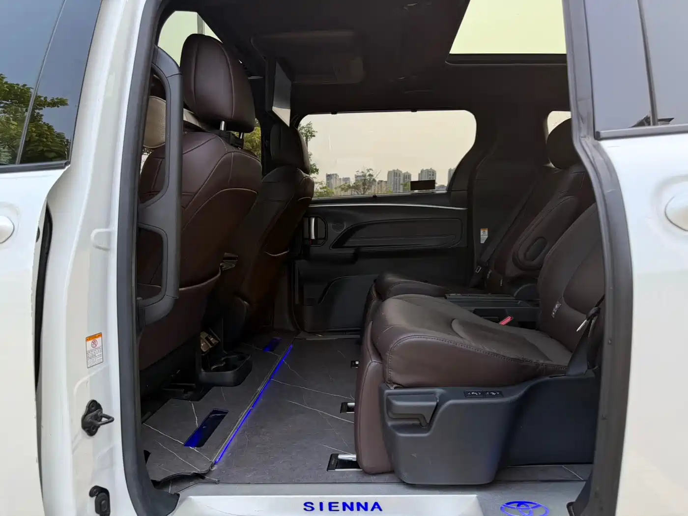 Toyota Sienna 2023 2.5L Hybrid Platinum Edition фото 5