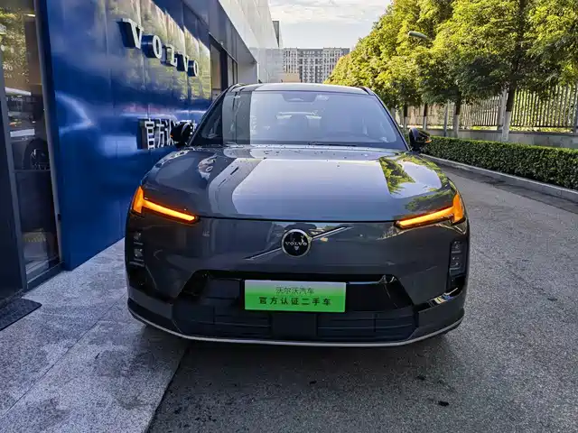 Volvo XC70 Plug-in Hybrid 2025 Standard — фото 2