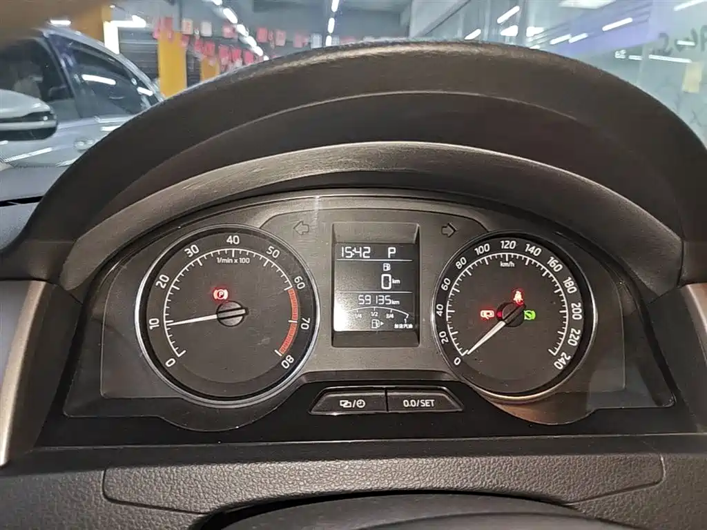 Škoda Skoda Rapid Spaceback 2016 Facelift 1.6L Automatic Innovation Edition фото 12