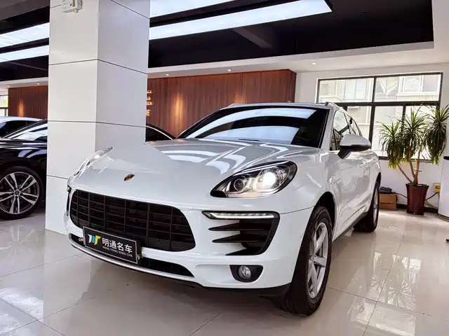 PORSCHE MACAN