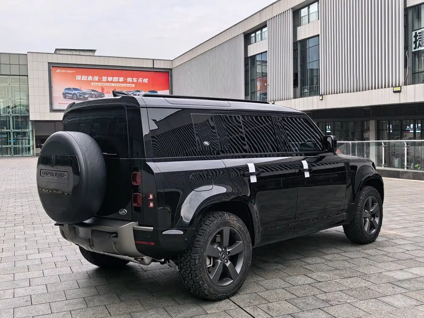 Land Rover Defender 2023 Model 110 3.0T P400 X-DYNAMIC HSE фото 5