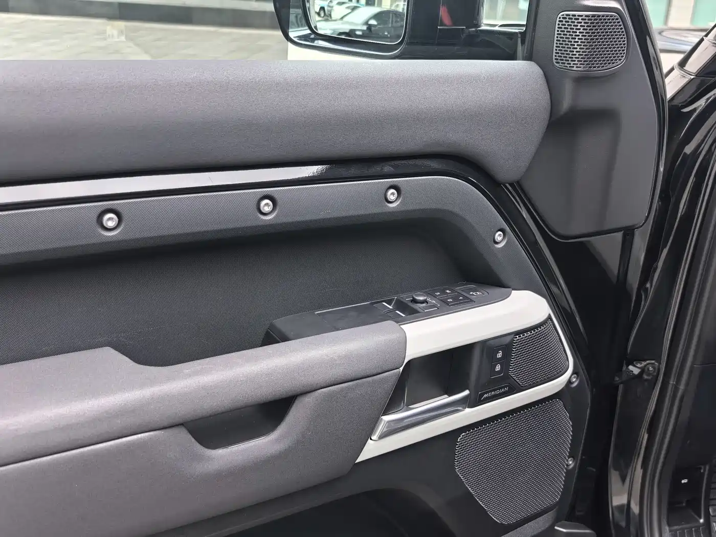 Land Rover Defender 2022 Model 90 3.0T P400 XS фото 10