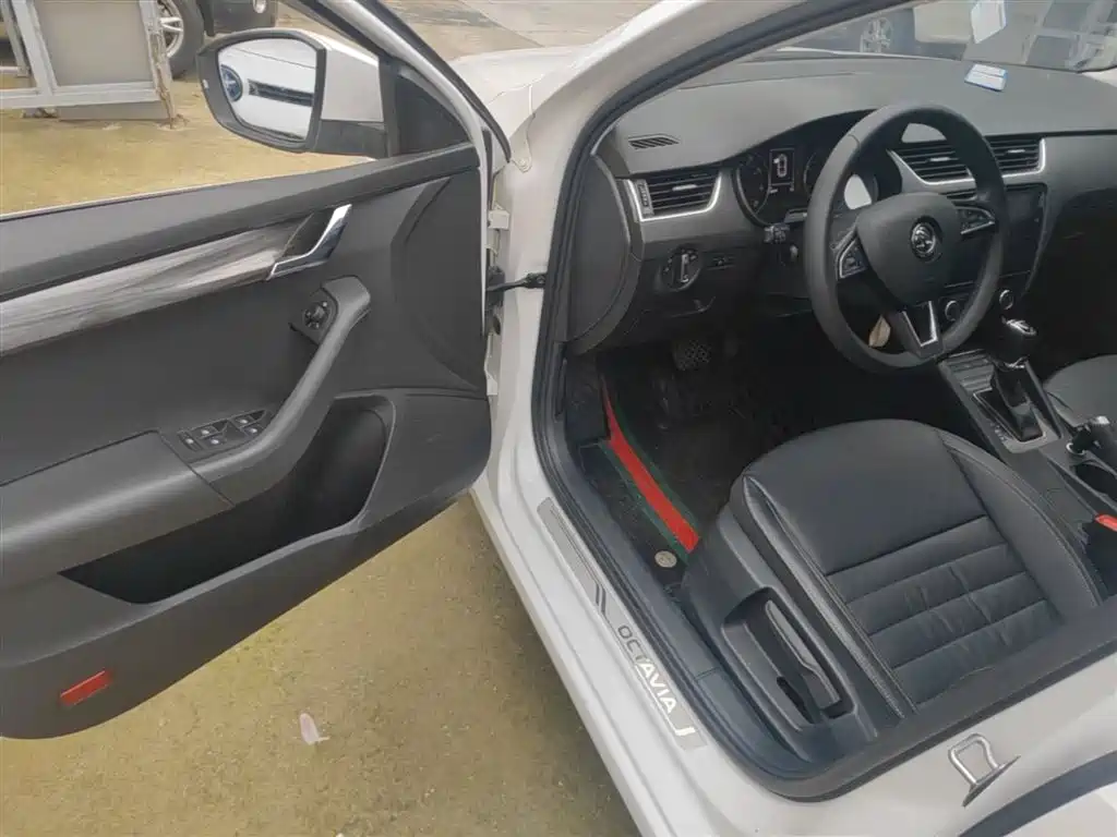 Škoda Octavia 2017 1.6L Automatic Smart Edition фото 16