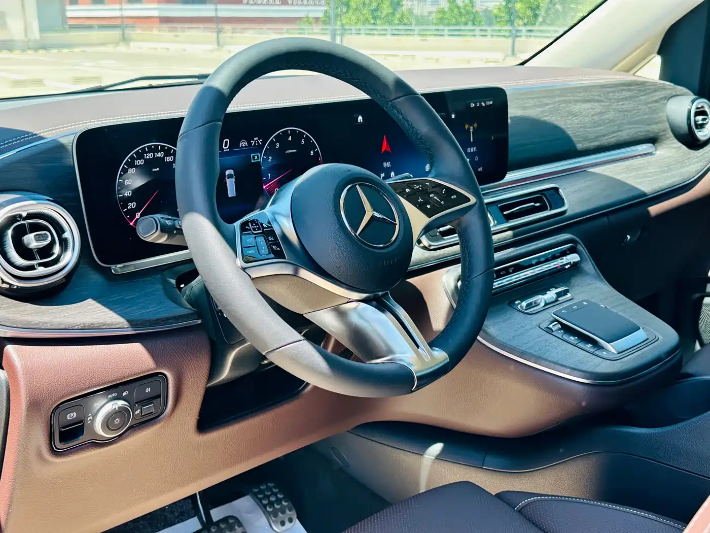 Mercedes-Benz V-Class 2024 V 300 L Long Wheelbase Luxury Edition фото 14