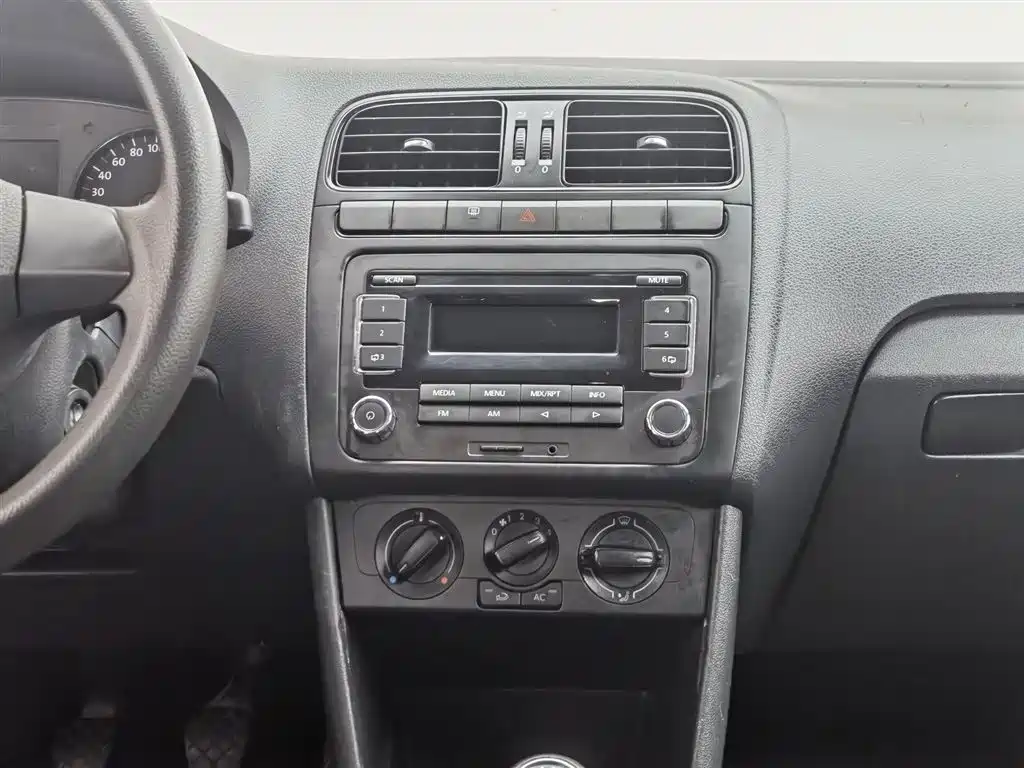 Volkswagen Polo 2013 1.4L Manual Trend Edition фото 12