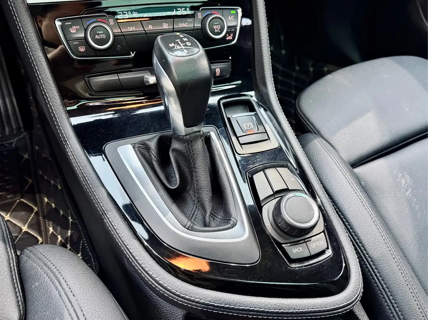 BMW 2 Series Touring 2016 218i Sport Design Package фото 16