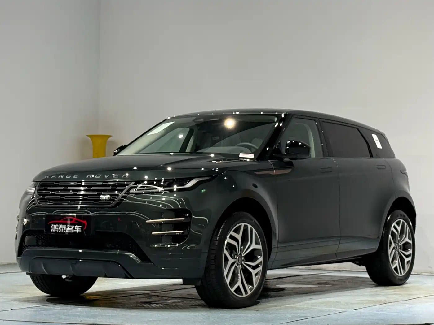 Land Rover Range Rover Evoque 2026 Range Rover Evoque L SE фото 2