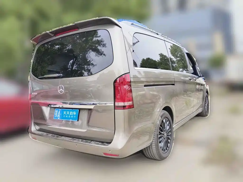 Photo 2 - Mercedes-Benz V-Class