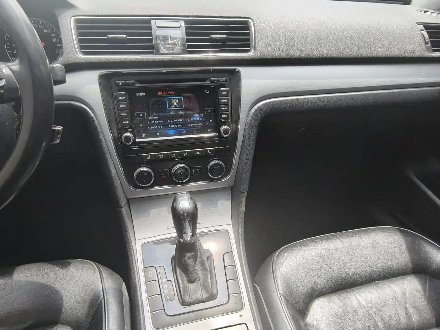 Volkswagen Passat 2015 1.8TSI DSG Honor Edition фото 12