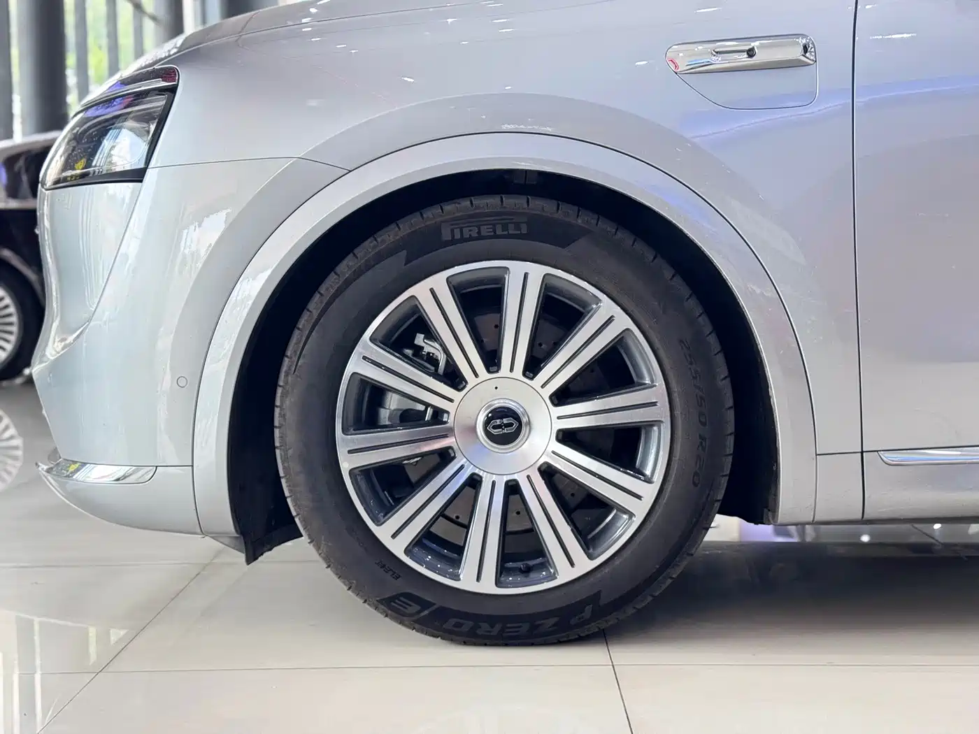 AITO Wenjie AITO M8 2025 Model Extended Range Max+ Edition 53.4kWh 6-Seater фото 5