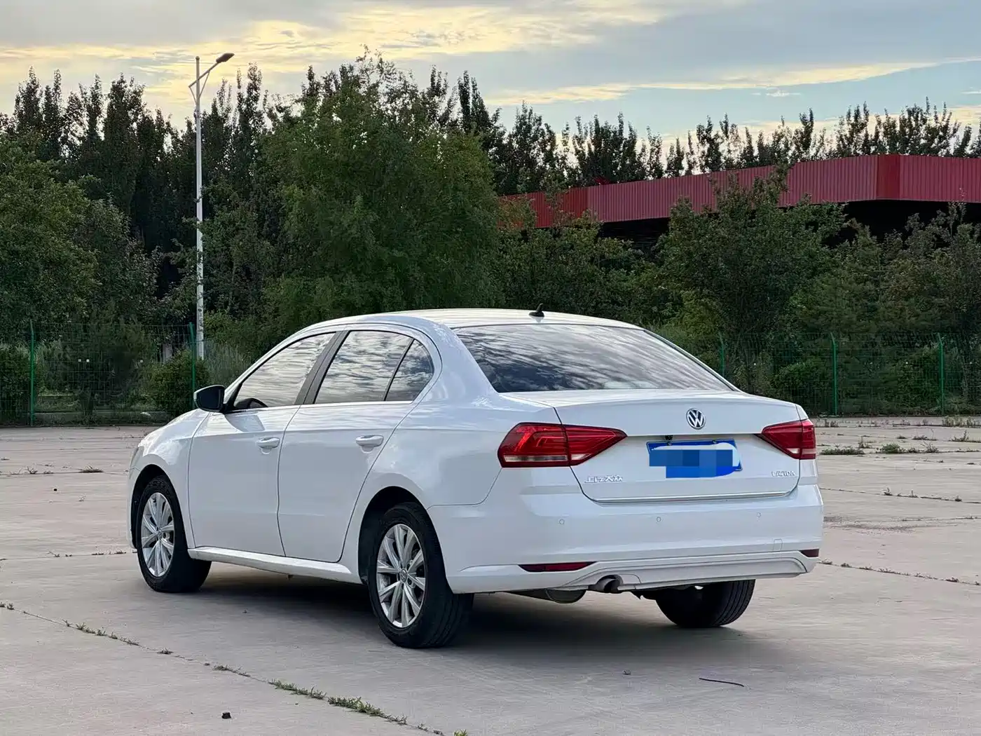 Volkswagen Lavida 2017 1.6L Automatic Comfort Edition фото 6