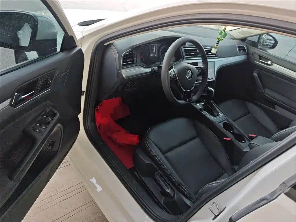 VOLKSWAGEN LINGDU