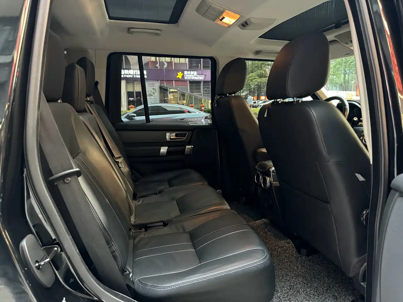 Land Rover Discovery 2015 3.0 SC V6 SE фото 10