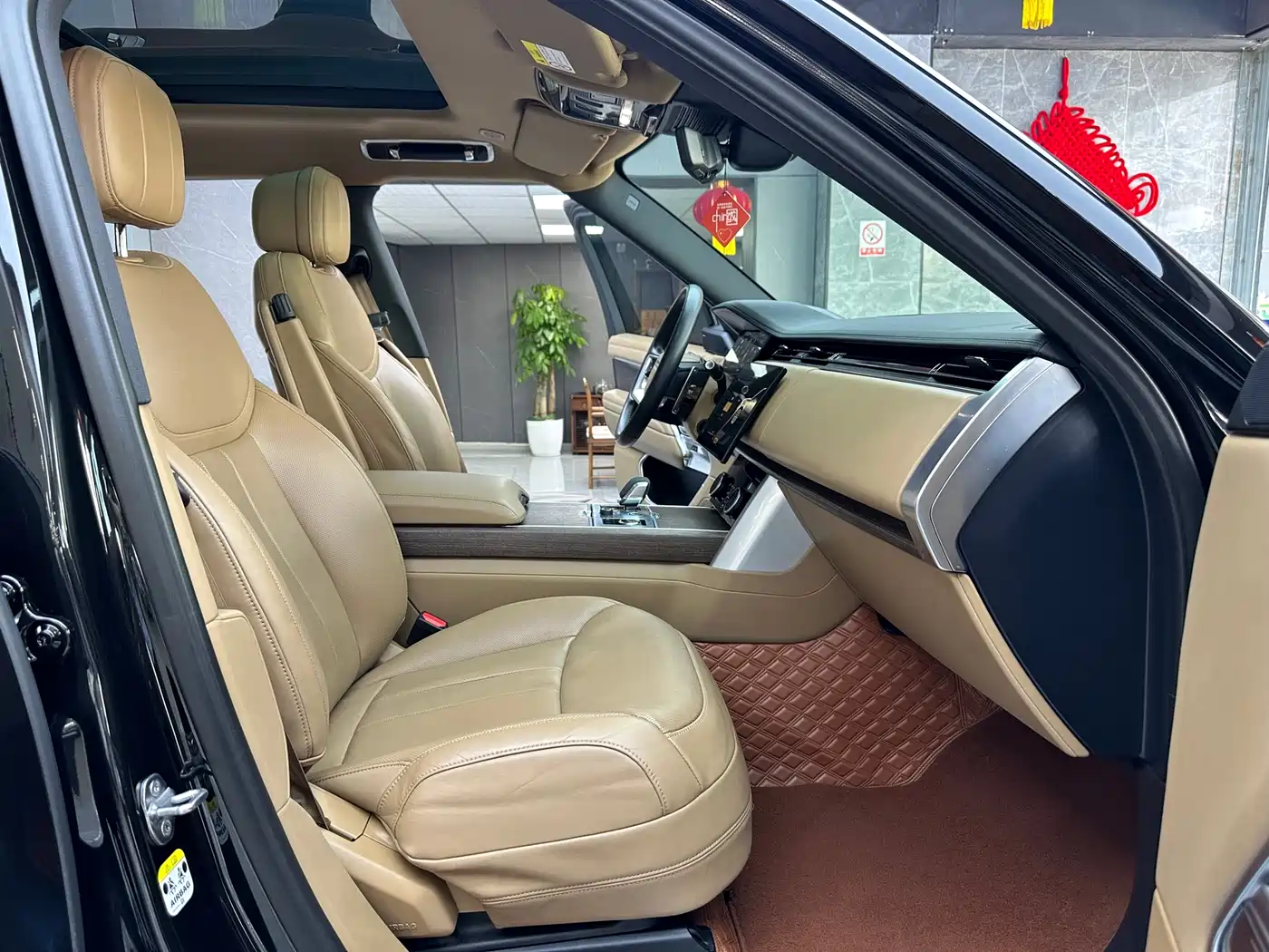 Land Rover Range Rover 2023 3.0 L6 400PS Golden Age 7-Seater Long Wheelbase фото 9
