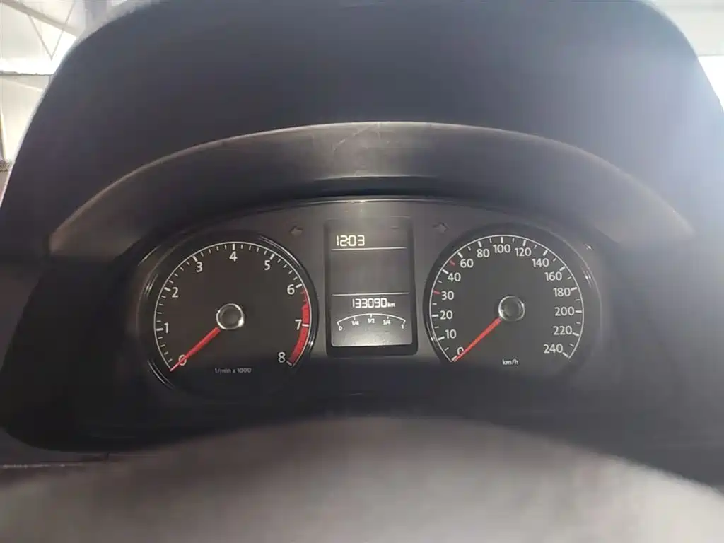 Volkswagen Lavida 2013 Facelift Classic 1.6L Manual Trend фото 12