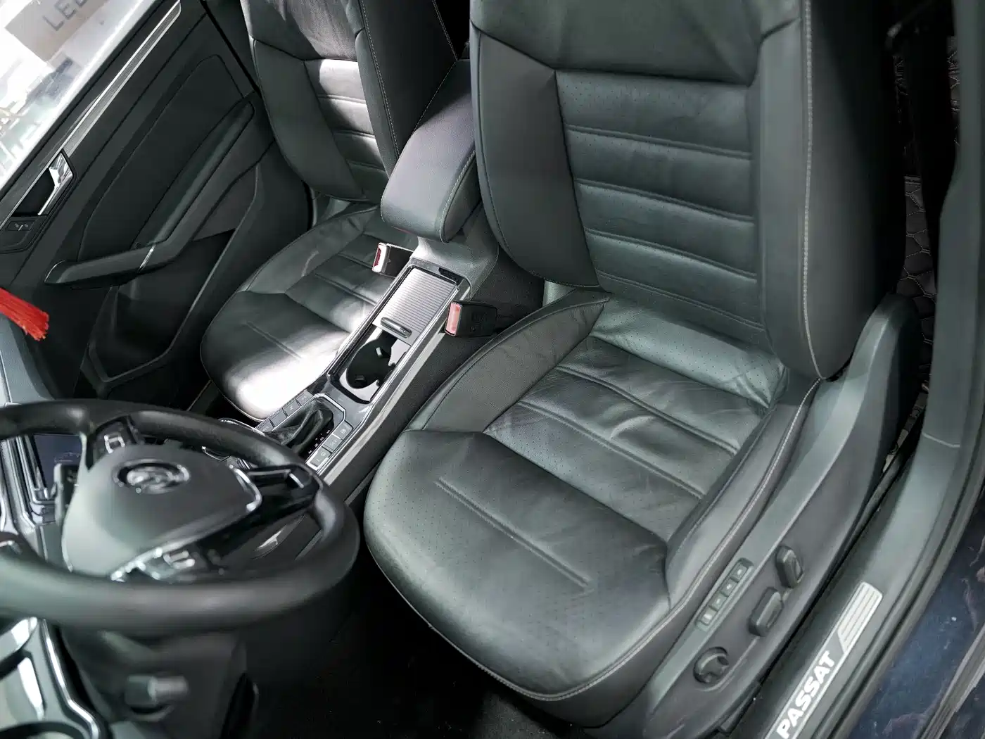 Volkswagen Passat 2017 330TSI DSG Luxury фото 11