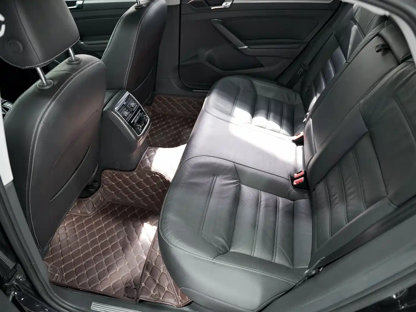 Volkswagen Passat 2017 330TSI DSG Luxury фото 13