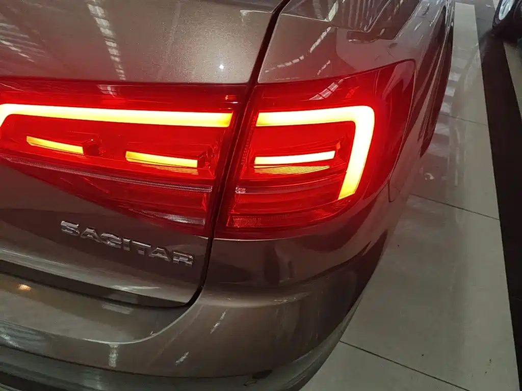 Volkswagen Sagitar 2017 230TSI Automatic Comfort фото 8