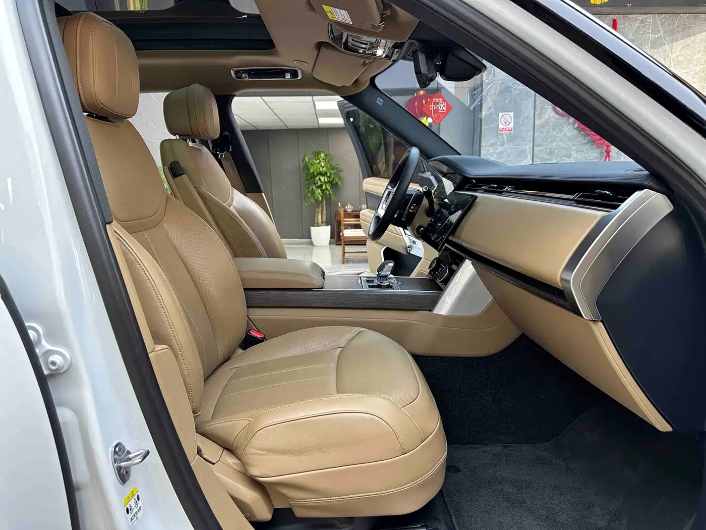 Land Rover Range Rover 2023 3.0 L6 360PS Golden Age Edition фото 9