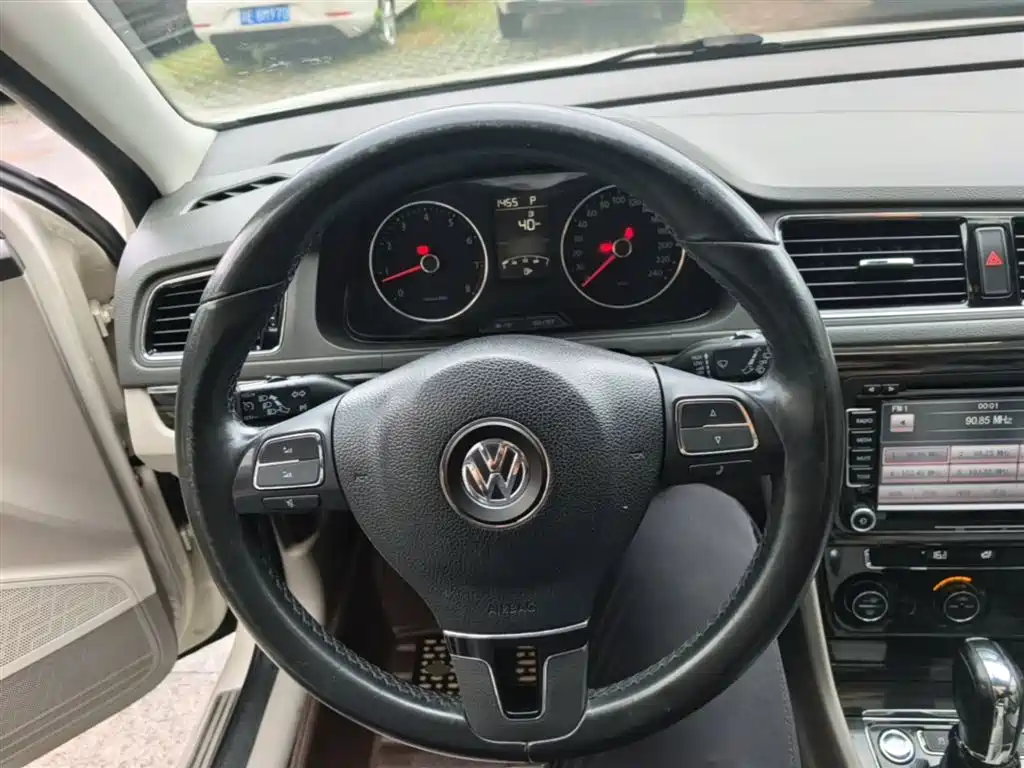 Volkswagen Lavida Tour 2013 1.6L Auto Luxury фото 11