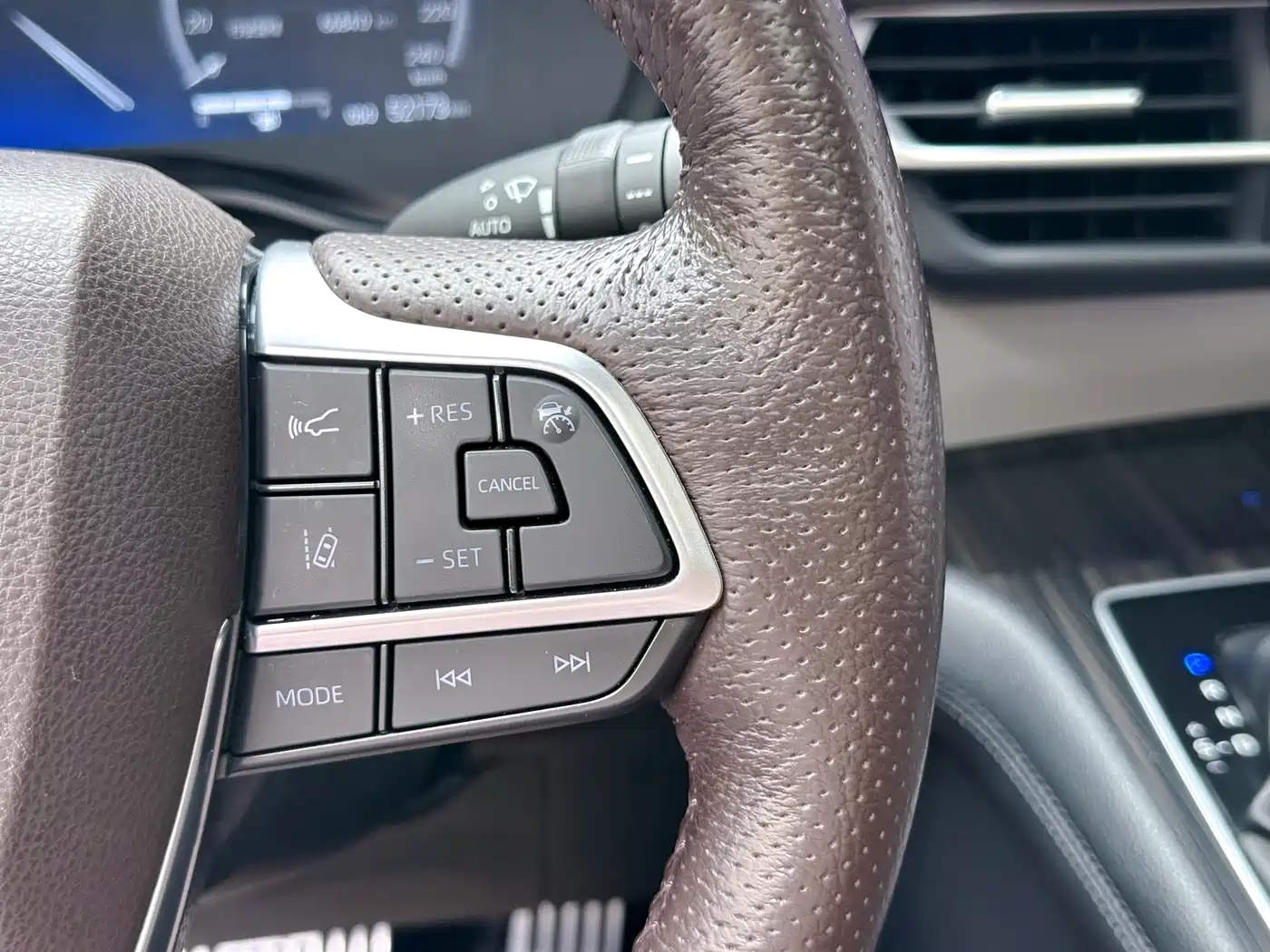 Toyota Granvia 2022 Model Year 2.5L Hybrid Flagship Edition фото 27