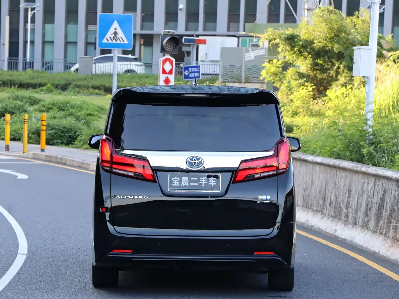 Toyota Alphard 2021 Hybrid 2.5L Luxury фото 5