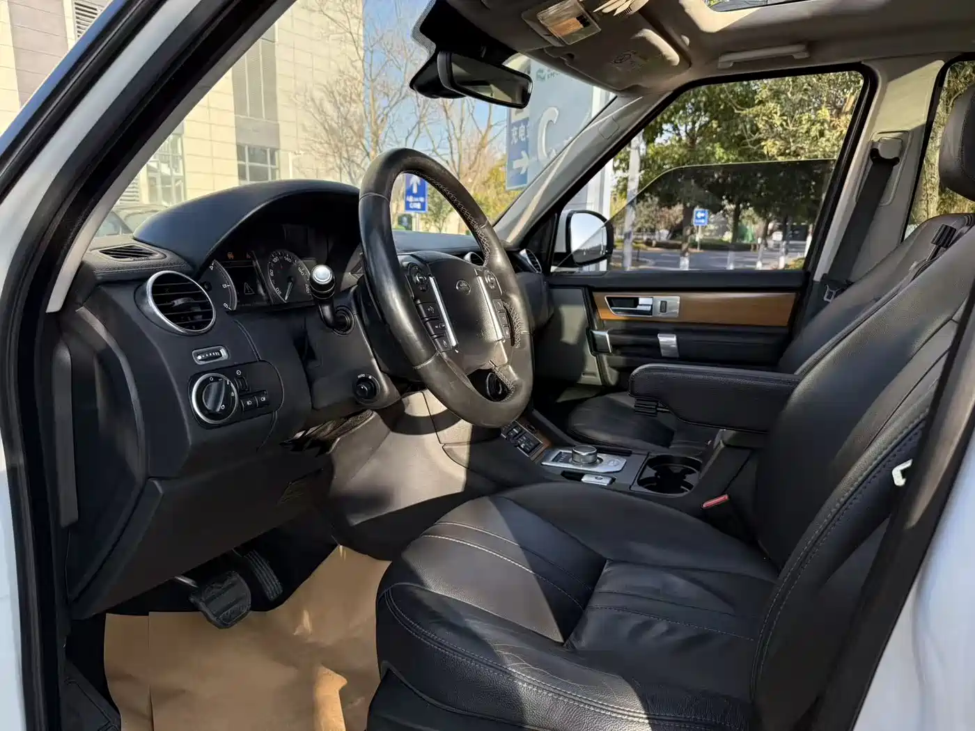 Land Rover Discovery 2015 3.0 SDV6 HSE Diesel фото 5