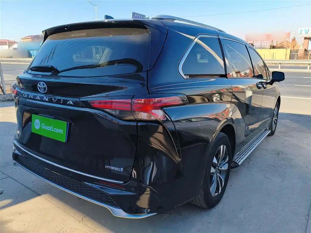 Toyota Granvia 2023 2.5L Hybrid Luxury Edition фото 23
