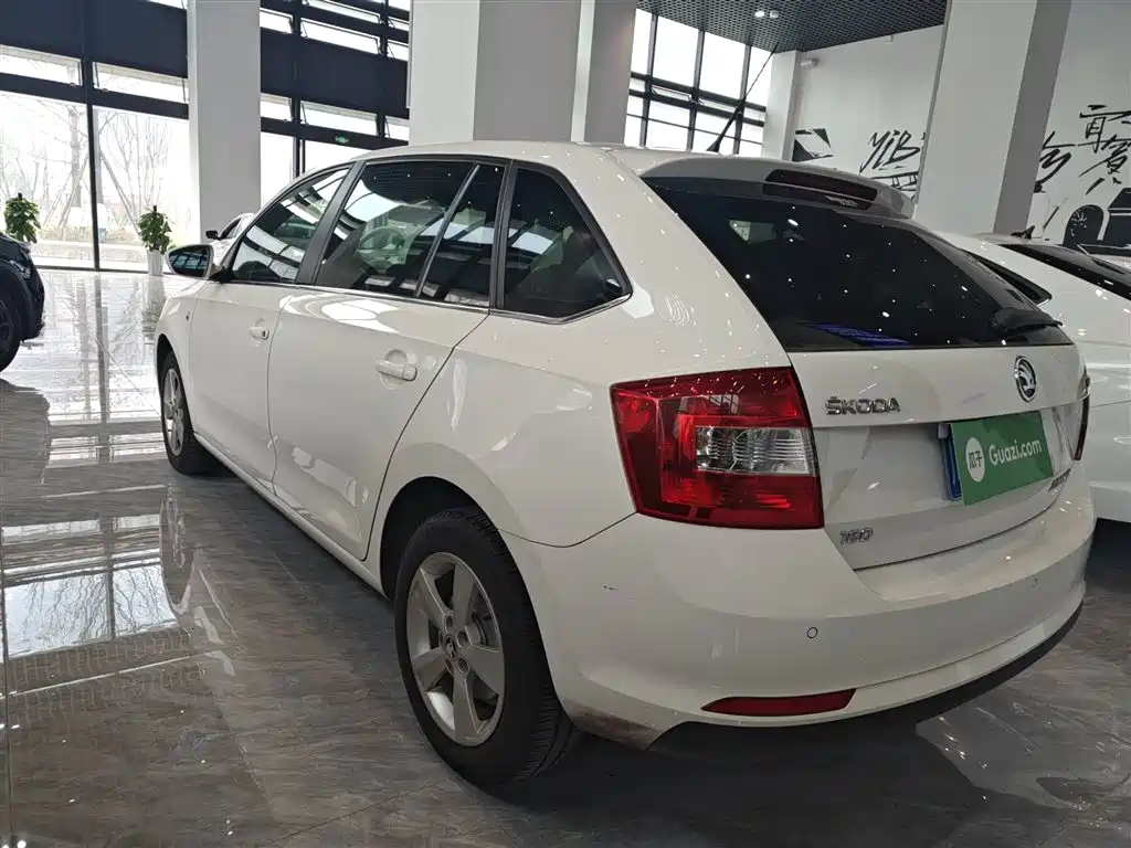 Škoda Skoda Rapid Spaceback 2016 1.6L Manual Pioneer Edition фото 23