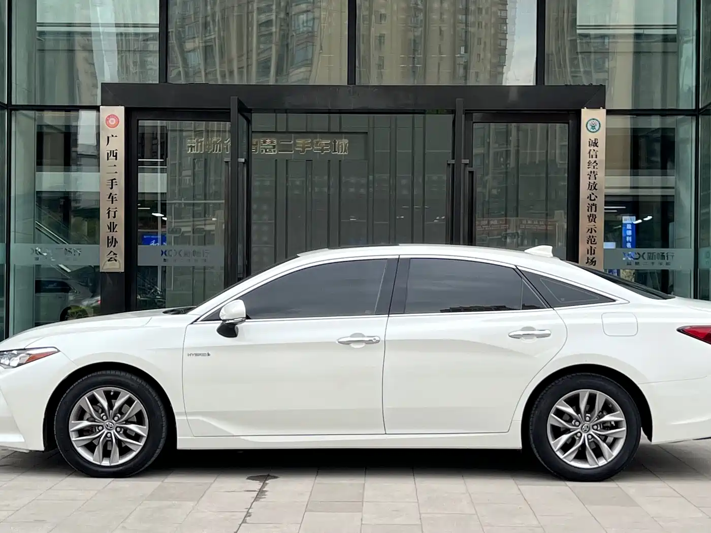 Toyota Avalon 2019 Hybrid 2.5L Luxury Edition China VI фото 3