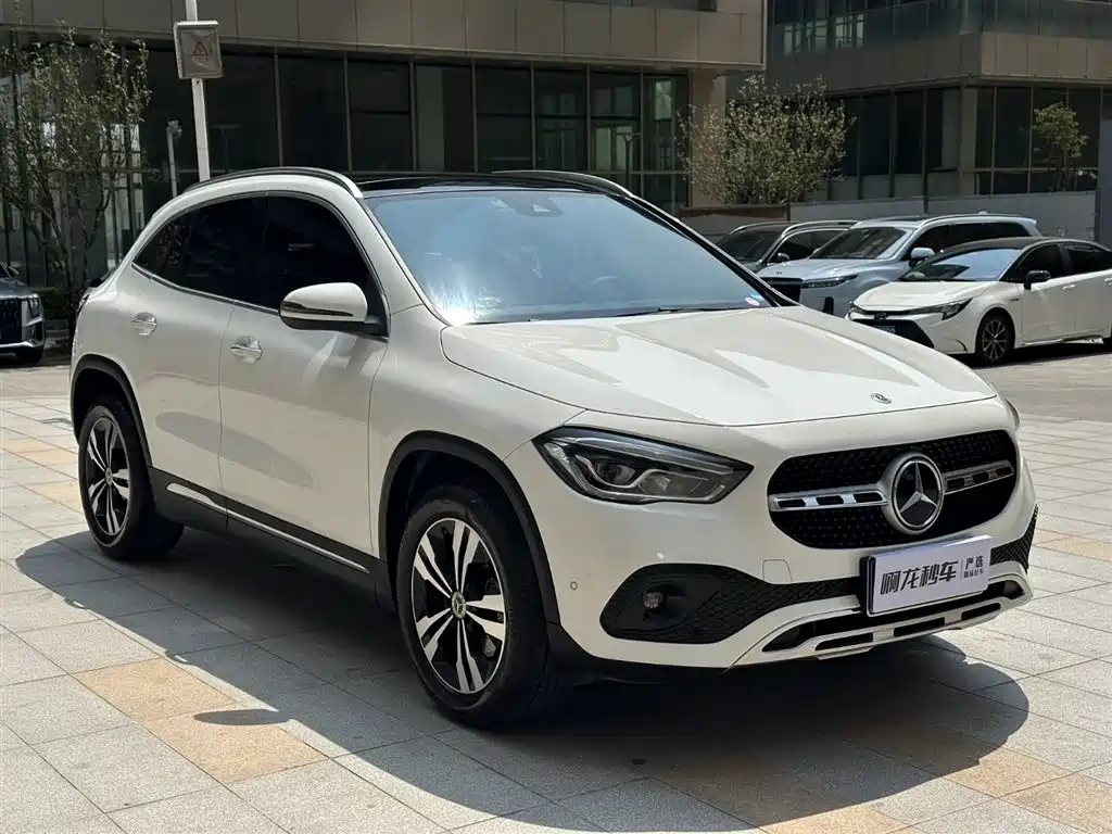 MERCEDES-BENZ GLA