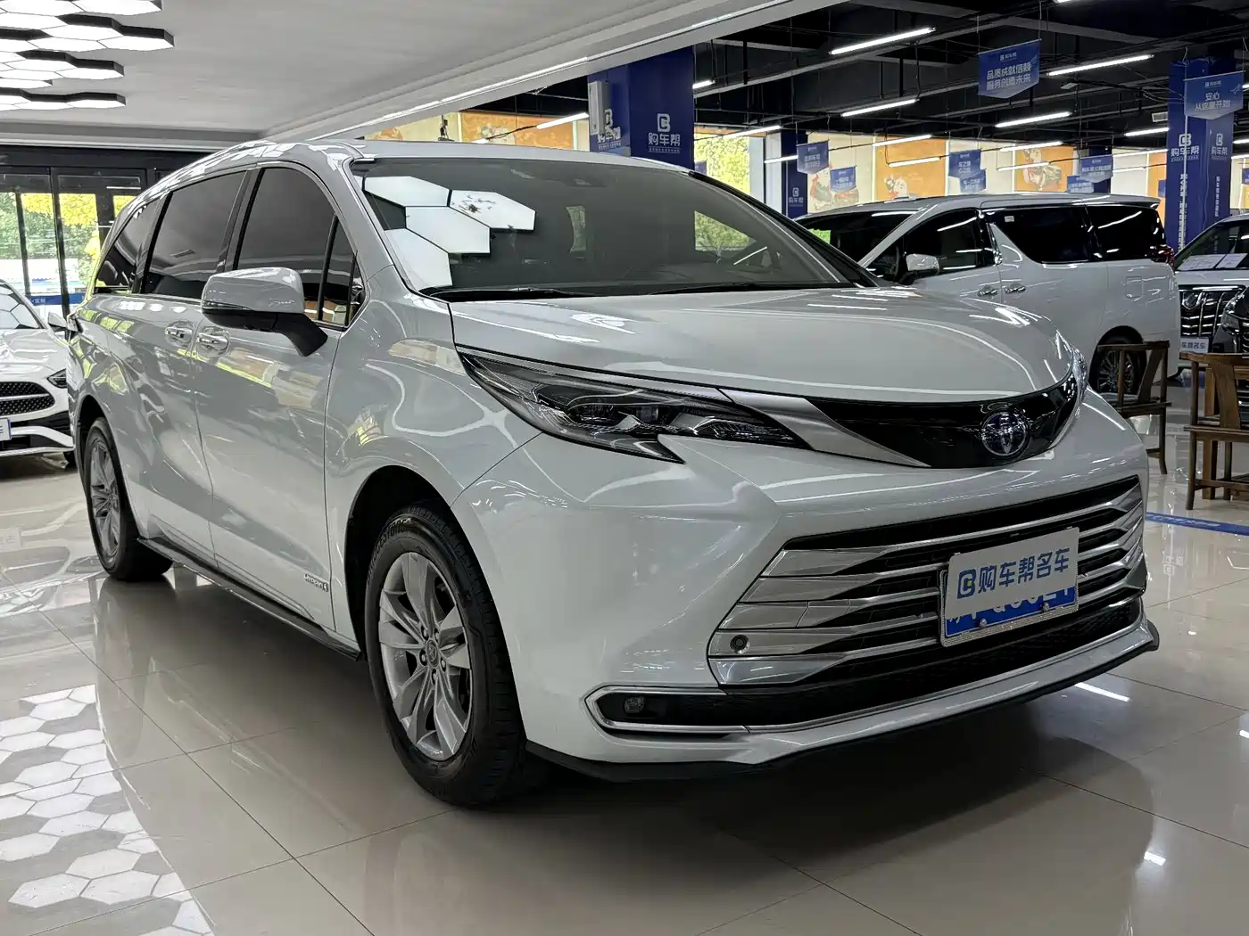Toyota Sienna 2021 2.5L Hybrid Platinum Edition фото 3