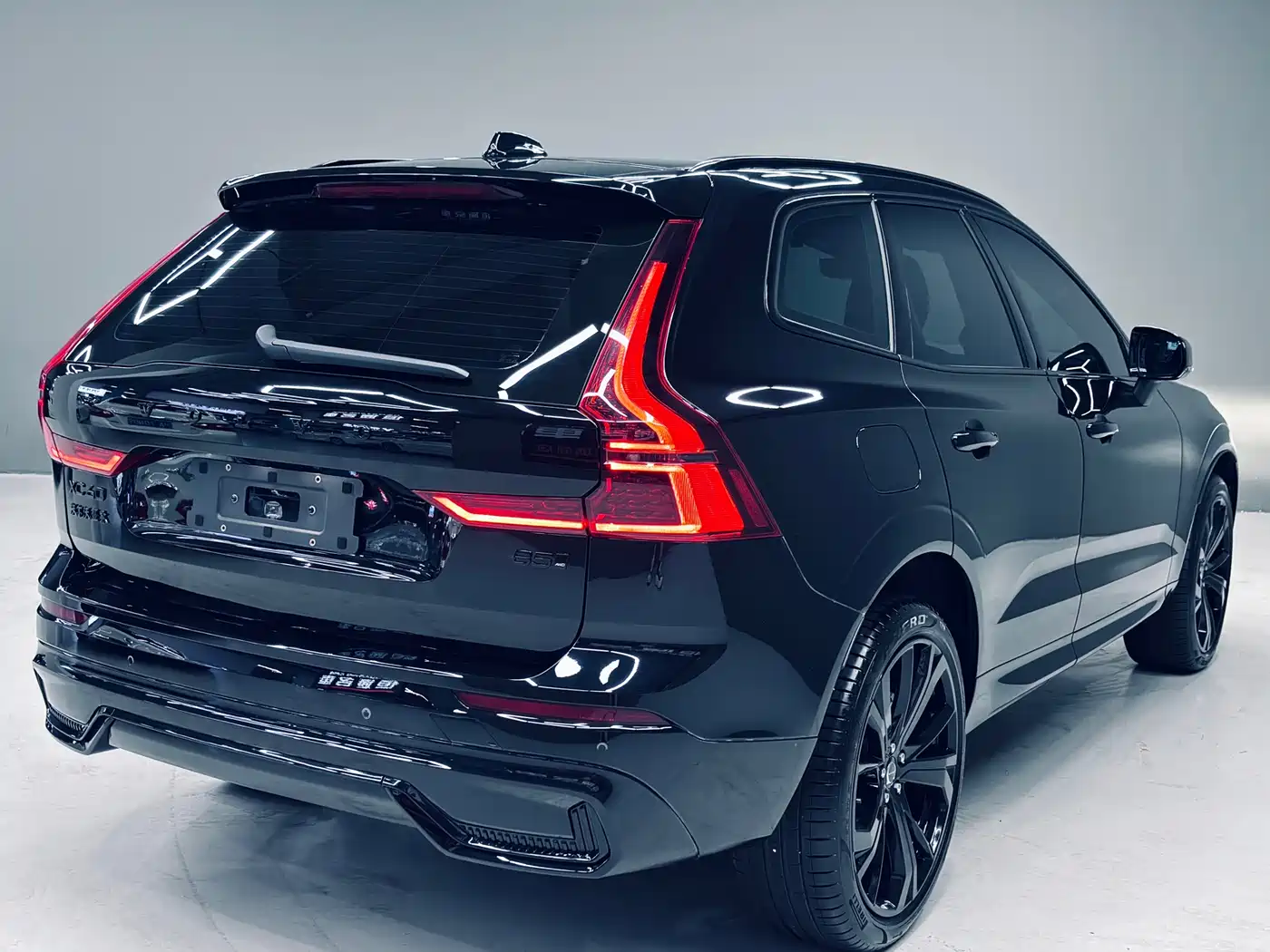 Volvo XC60 2026 Model B5 AWD Ultimate Midnight Black фото 5