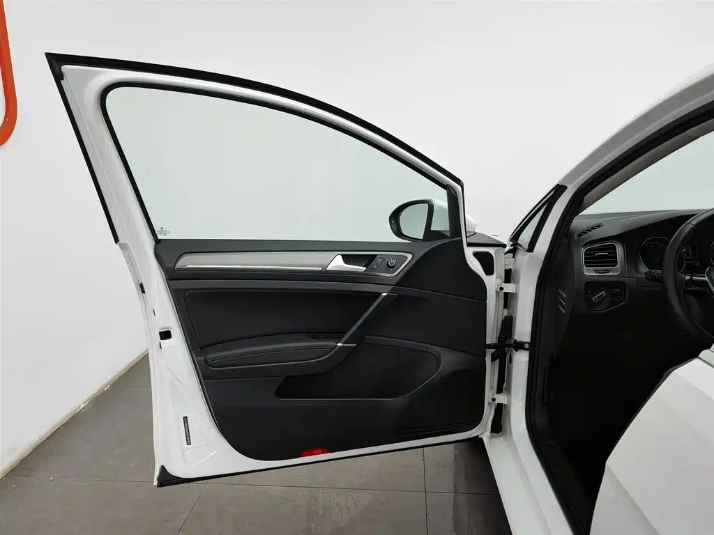 Volkswagen Golf 2015 1.6L Automatic Comfort фото 8