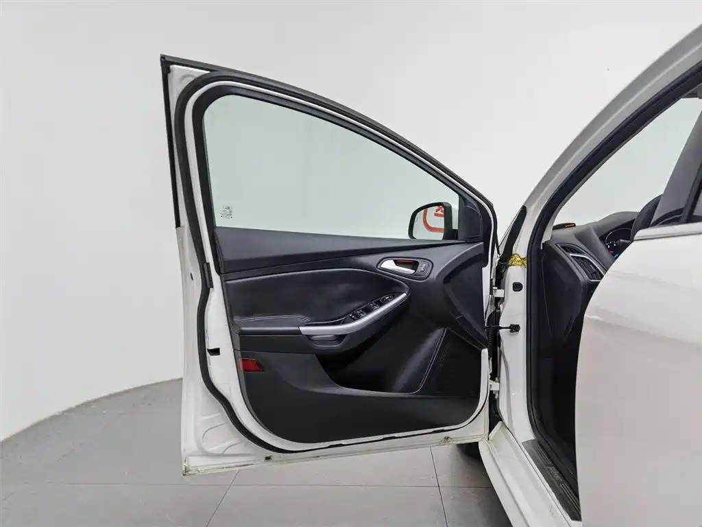 Ford Focus 2015 Hatchback EcoBoost 180 Automatic Sport фото 8