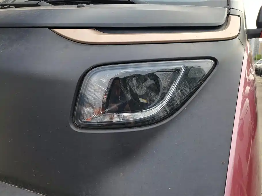 BAOJUN E200