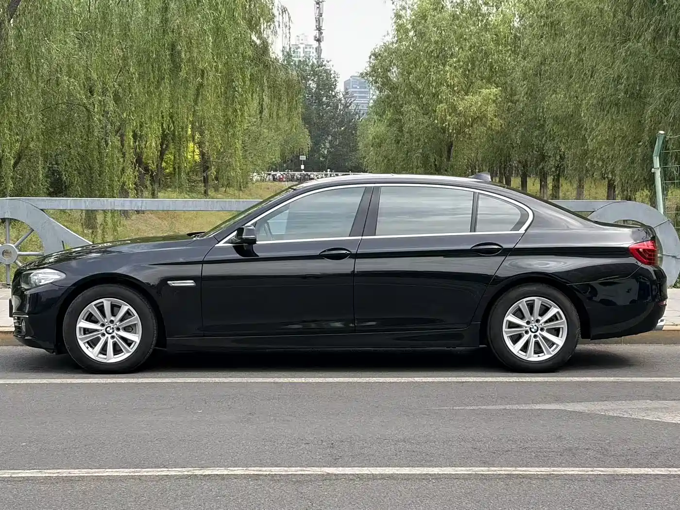 BMW 5 Series 2017 520Li Classic Edition фото 16