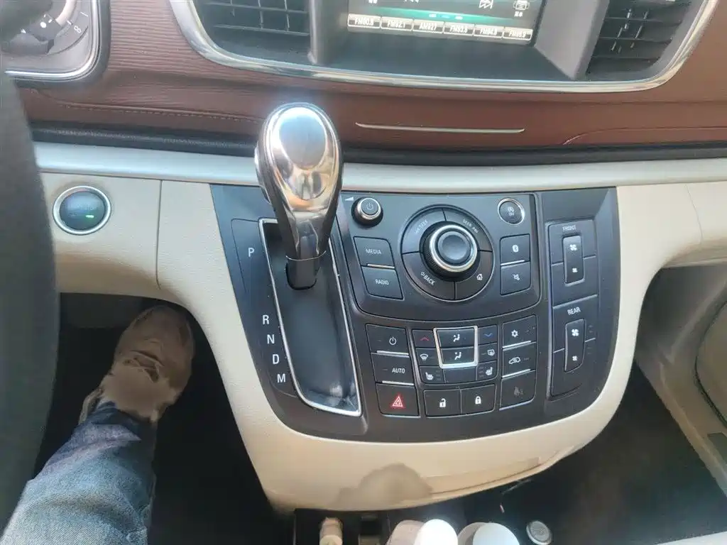 Buick GL8 2018 28T Premium Model China VI фото 7