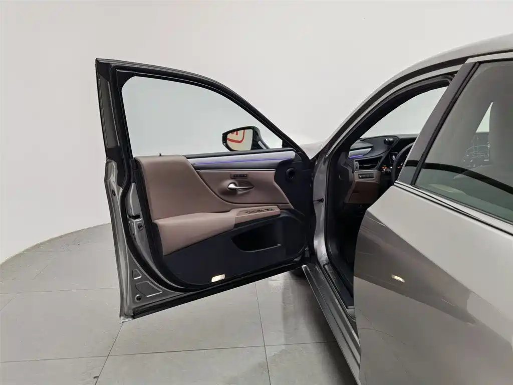 Lexus ES 2025 200 Ultimate Edition фото 8