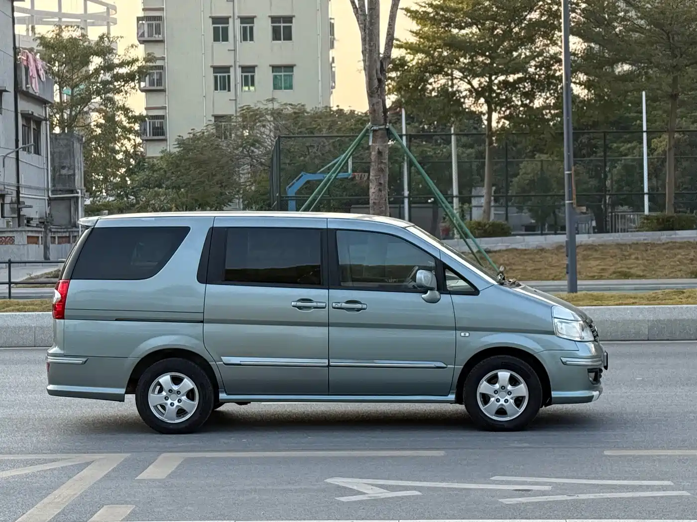 Dongfeng Yuxuan 2010 2009 2.5L Auto Luxury Edition