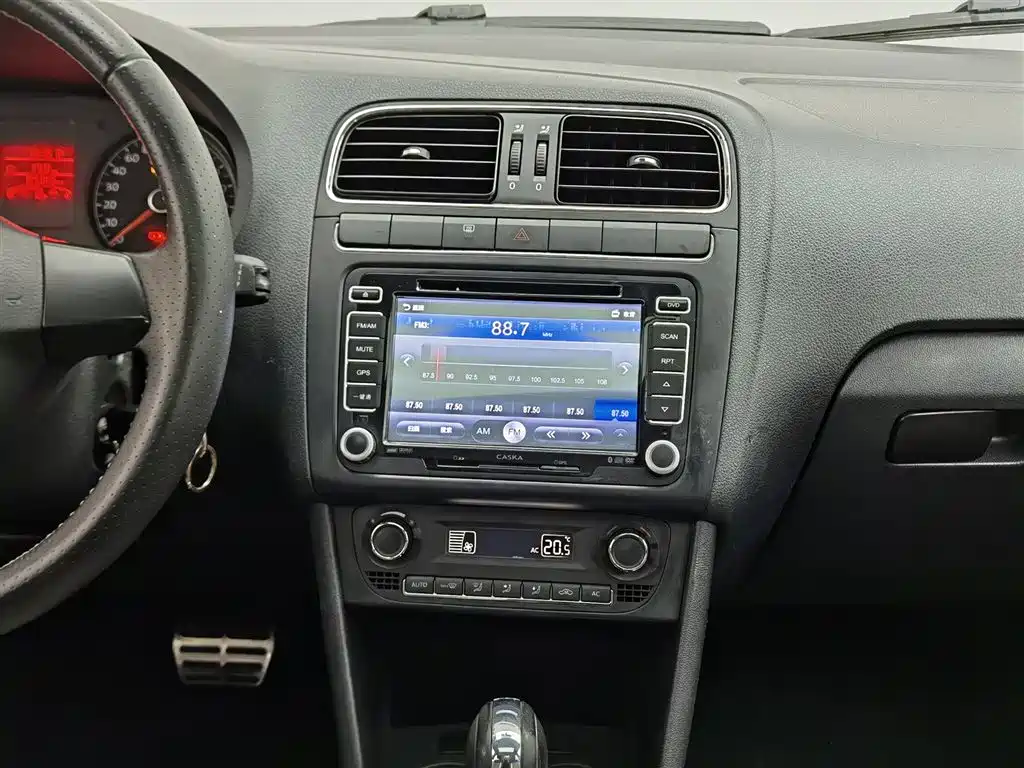 Volkswagen Polo 2012 1.6L Cross Polo AT фото 12