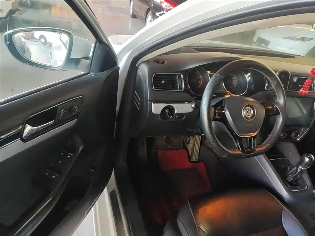 Volkswagen Sagitar 2015 1.6L Manual Comfort фото 16