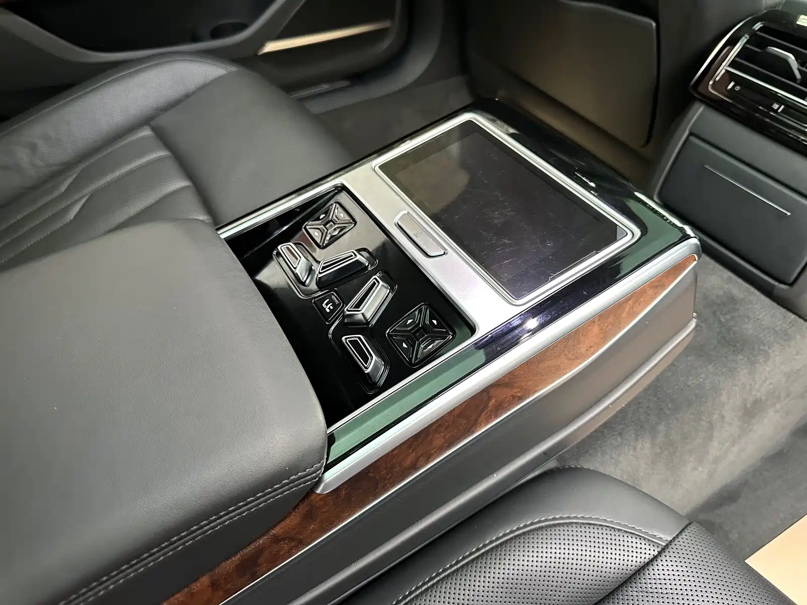 Фото 16 - Audi A8