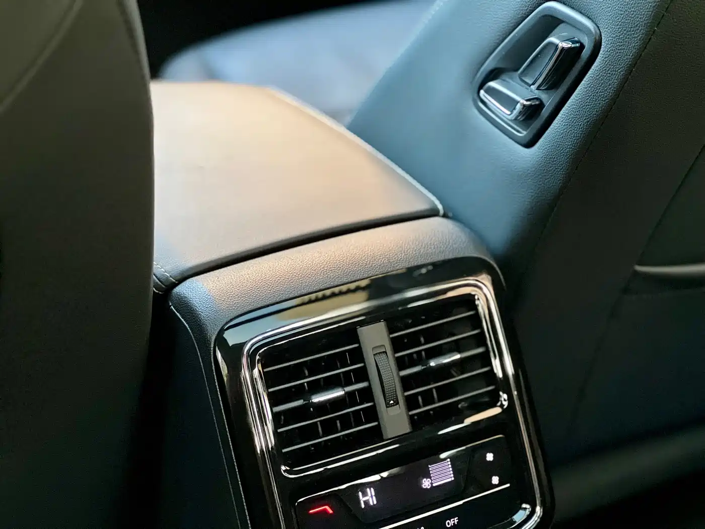 Volkswagen Passat 2023 Facelift 330TSI Starlight Elite Edition фото 12